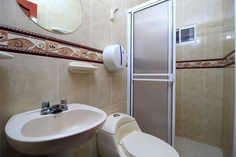 Double Room | Bathroom | Shower, rainfall showerhead, free toiletries, hair dryer