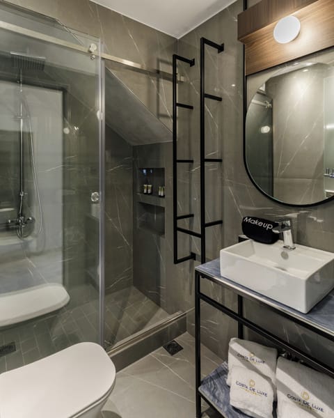 Deluxe Studio Suite, Sea View | Bathroom | Free toiletries, hair dryer