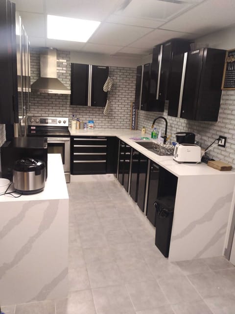 Comfort Room, Accessible, Non Smoking | Shared kitchen | Mini-fridge, microwave, cookware/dishes/utensils
