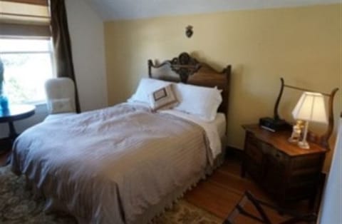 Premier Suite, 1 King Bed, Shared Bathroom, Mountain View | Egyptian cotton sheets, premium bedding, down comforters, pillowtop beds