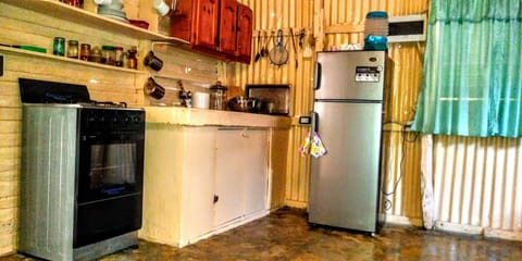 Fridge, oven, stovetop, coffee/tea maker