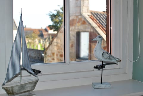 The cottage is set just off the High Street and minutes from the sea