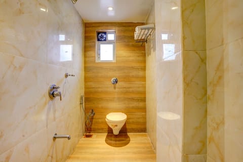 Deluxe Room | Bathroom | Shower, rainfall showerhead, towels