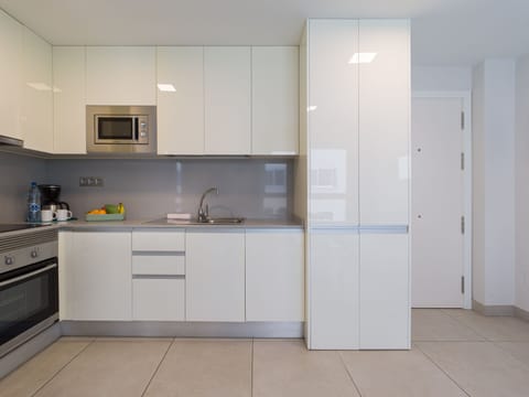 Standard Apartment | Private kitchen | Full-size fridge, microwave, oven, stovetop