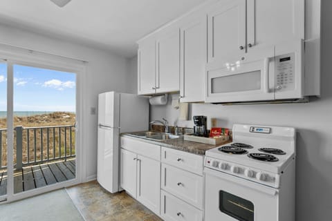 Suite, 2 Bedrooms, Ocean View | Private kitchen | Microwave