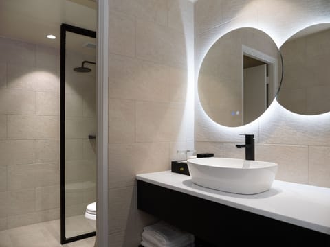 Premier Suite | Bathroom | Free toiletries, hair dryer, bathrobes, slippers