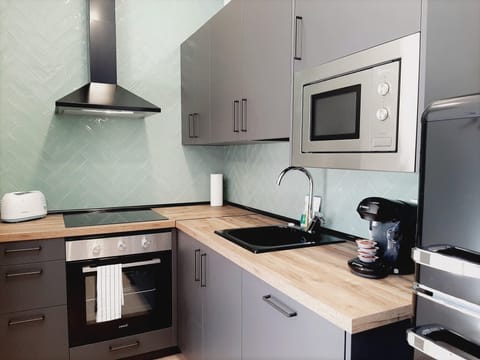 City Studio | Private kitchen | Full-size fridge, microwave, stovetop, dishwasher