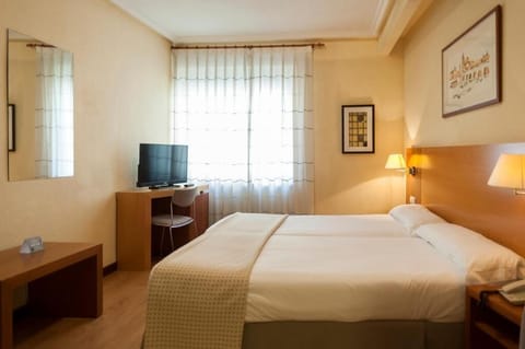 Traditional Double or Twin Room | Hypo-allergenic bedding, desk, laptop workspace, free WiFi