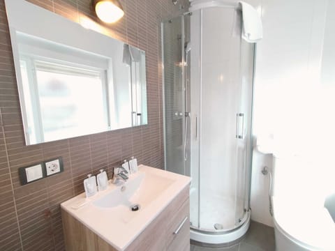 Comfort Room | Bathroom | Shower, free toiletries, hair dryer, towels