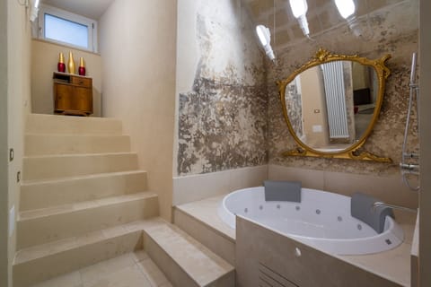 Deluxe Double Room, Hot Tub, Garden View (Camera delle Acque) | Bathroom