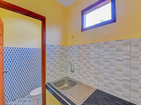 Standard Double Room | Bathroom | Shower, towels