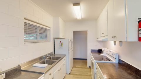 Apartment, 2 Bedrooms | Private kitchen | Fridge, oven, coffee/tea maker, toaster