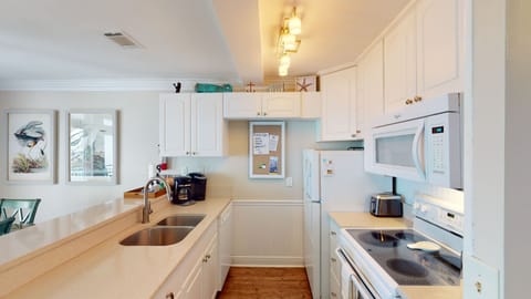 Condo, 3 Bedrooms | Private kitchen | Fridge, oven, coffee/tea maker, toaster