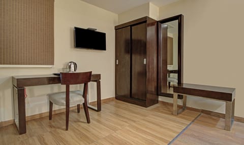 Deluxe Double Room | In-room safe, desk, iron/ironing board