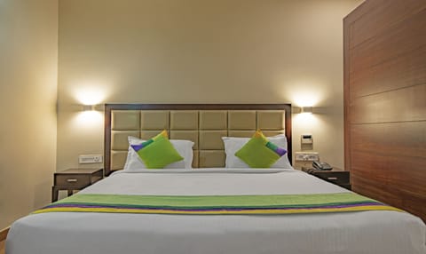 Deluxe Double Room | In-room safe, desk, iron/ironing board