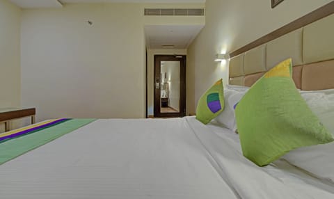 Standard Double Room | In-room safe, desk, iron/ironing board