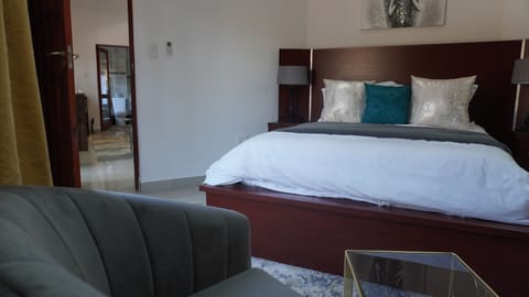 Luxury Studio Suite | In-room safe, free WiFi, bed sheets