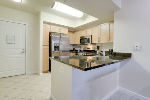 Business Apartment | Private kitchen | Full-size fridge, microwave, oven, stovetop