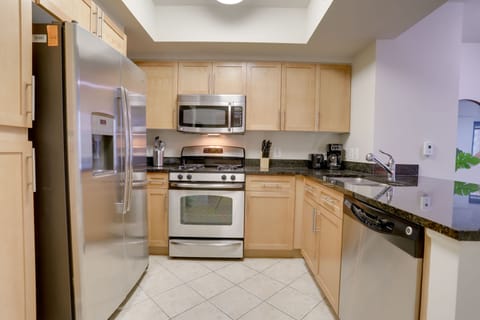 Business Apartment | Private kitchen | Full-size fridge, microwave, oven, stovetop