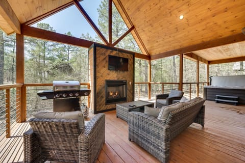 Broken Bow Vacation Rental | 2BR | 2BA | 6 Stairs Required to Enter