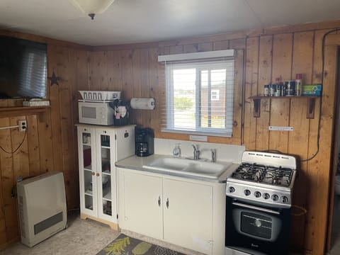 Family Cabin | Private kitchen | Full-size fridge, microwave, oven, stovetop