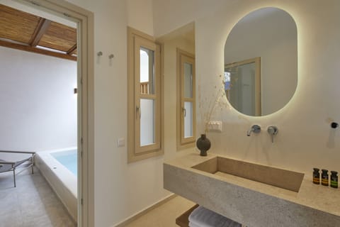 Executive Suite outdoor Heated Tub | Minibar, in-room safe, free WiFi, bed sheets