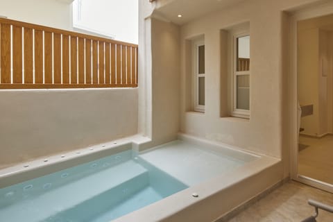 Executive Suite outdoor Heated Tub | Minibar, in-room safe, free WiFi, bed sheets