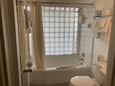 Suite, Multiple Beds, Ocean View | Bathroom | Free toiletries, towels