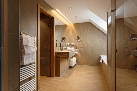 Junior Suite (cathedral view) | Bathroom | Eco-friendly toiletries, hair dryer, towels