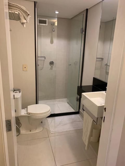 Apartment | Bathroom | Free toiletries, towels
