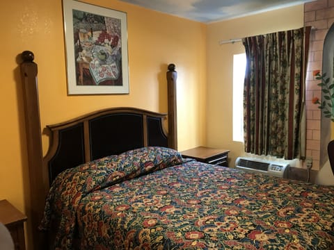 Standard Room (1 Queen Bed) | Free WiFi, bed sheets