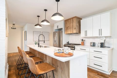 3eef9e60-9d23-4d8a-b12f-ff419931dc7c