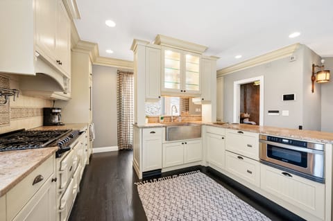 Gorgeous kitchen, with all the top-end appliances (Sub-Zero) (AGA) (Sharp), etc.