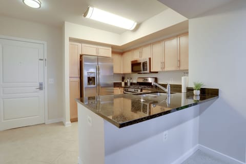 Business Apartment | Private kitchen | Fridge, microwave, coffee/tea maker, dining tables