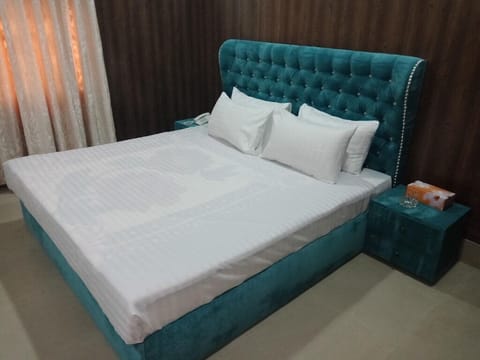 Comfort Double Room Single Use | Blackout drapes, free WiFi