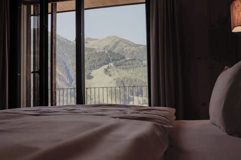 Luxury Penthouse, 4 Bedrooms, Hot Tub, Executive Level (Sauna) | 1 bedroom, hypo-allergenic bedding, in-room safe, laptop workspace