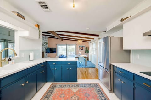 Kitchen with views of the lake from the sink, and open concept to dining and living area. Remodeled modern kitchen with quality appliances and keurig / drip coffee pots (BYO coffee)