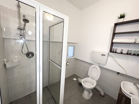 Grand Loft | Bathroom | Shower, free toiletries, towels