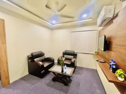 Executive Suite | Living area | 32-inch Smart TV with satellite channels, TV, printers