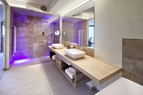 Superior Suite | Bathroom | Free toiletries, hair dryer, bathrobes, slippers