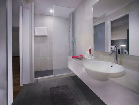 Superior Room | Bathroom | Shower, free toiletries, towels