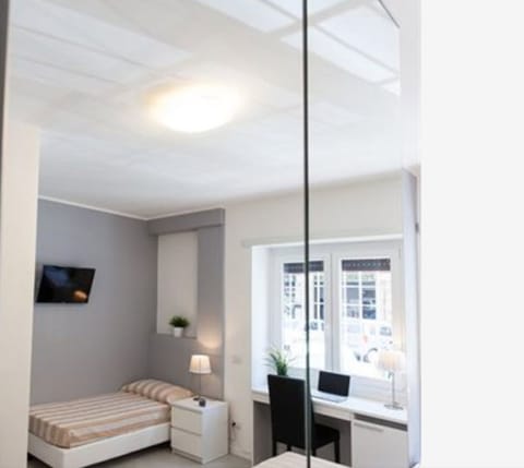 Triple Room | Minibar, in-room safe, desk, free cribs/infant beds