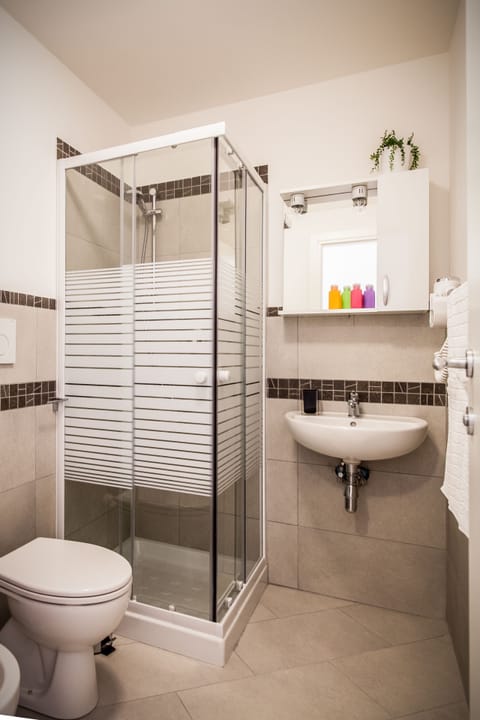 Shower, free toiletries, hair dryer, bidet