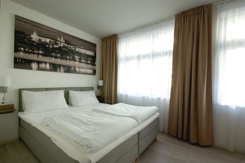 Classic Double Room | Minibar, desk, soundproofing, free WiFi