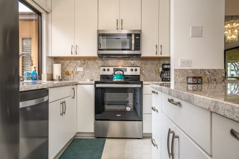 Condo, 1 Bedroom | Private kitchen | Fridge, oven, coffee/tea maker, toaster