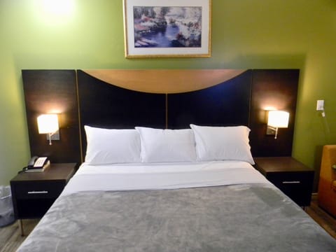 Standard Suite, 1 King Bed, Non Smoking | Desk, free WiFi, bed sheets