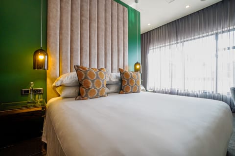 Deluxe Room, 1 King Bed | Egyptian cotton sheets, premium bedding, pillowtop beds, in-room safe