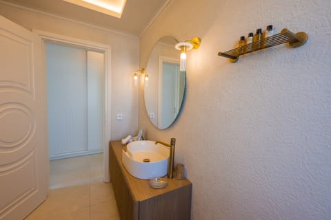 Honeymoon Suite | Bathroom | Shower, rainfall showerhead, free toiletries, hair dryer