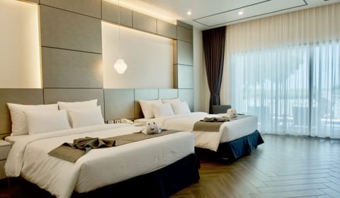 Deluxe Double Room | Minibar, in-room safe, individually decorated, individually furnished