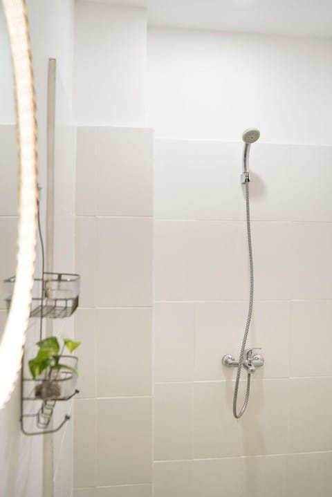 Superior Double Room | Bathroom | Shower, towels, soap, shampoo